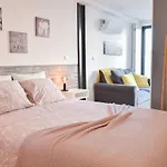 Central With Balcony - 9 Min-Walk To Trindade