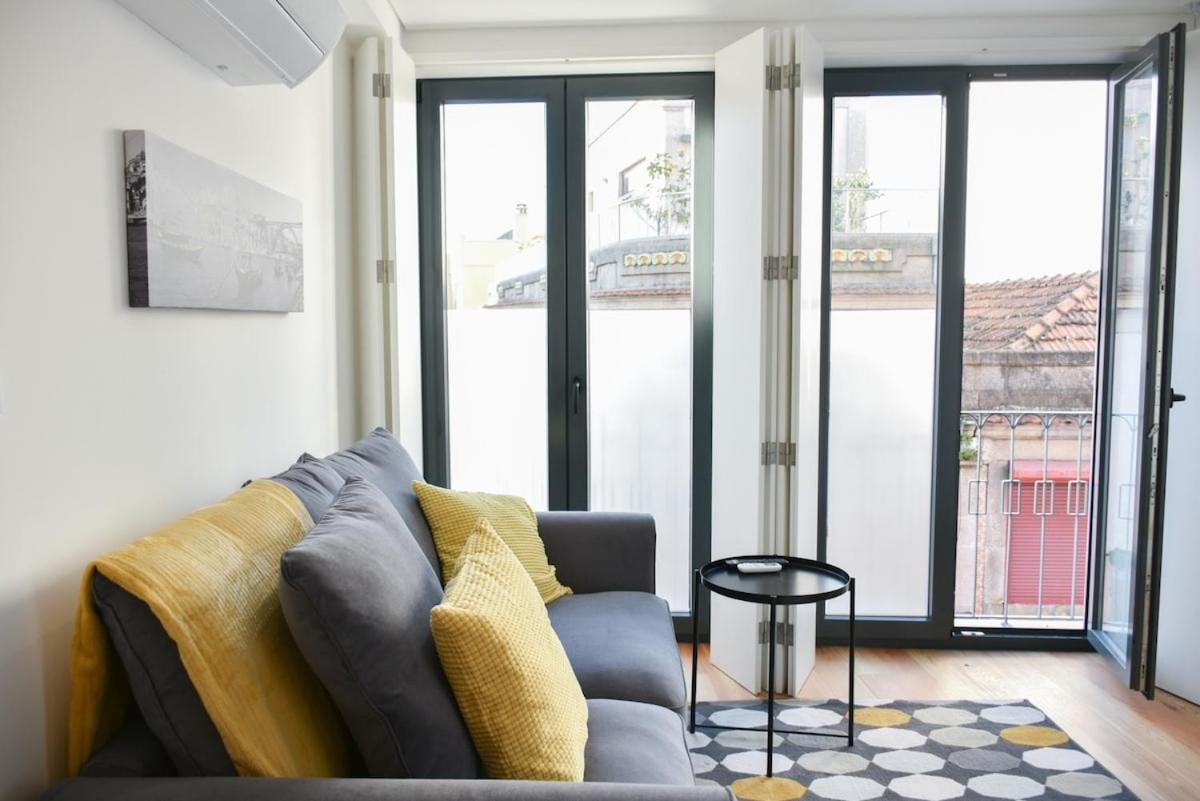 With Balcony - 9 Min-walk To Trindade *