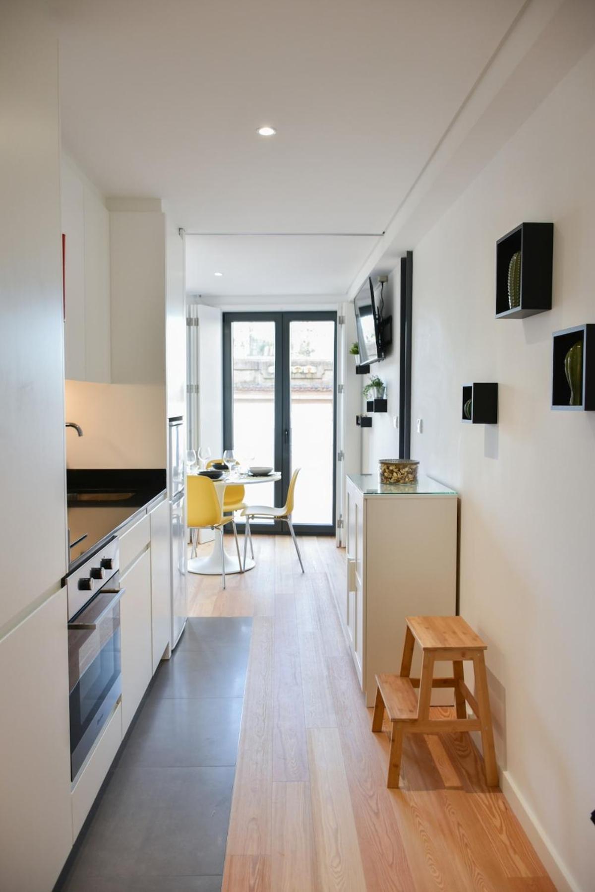With Balcony - 9 Min-walk To Trindade *